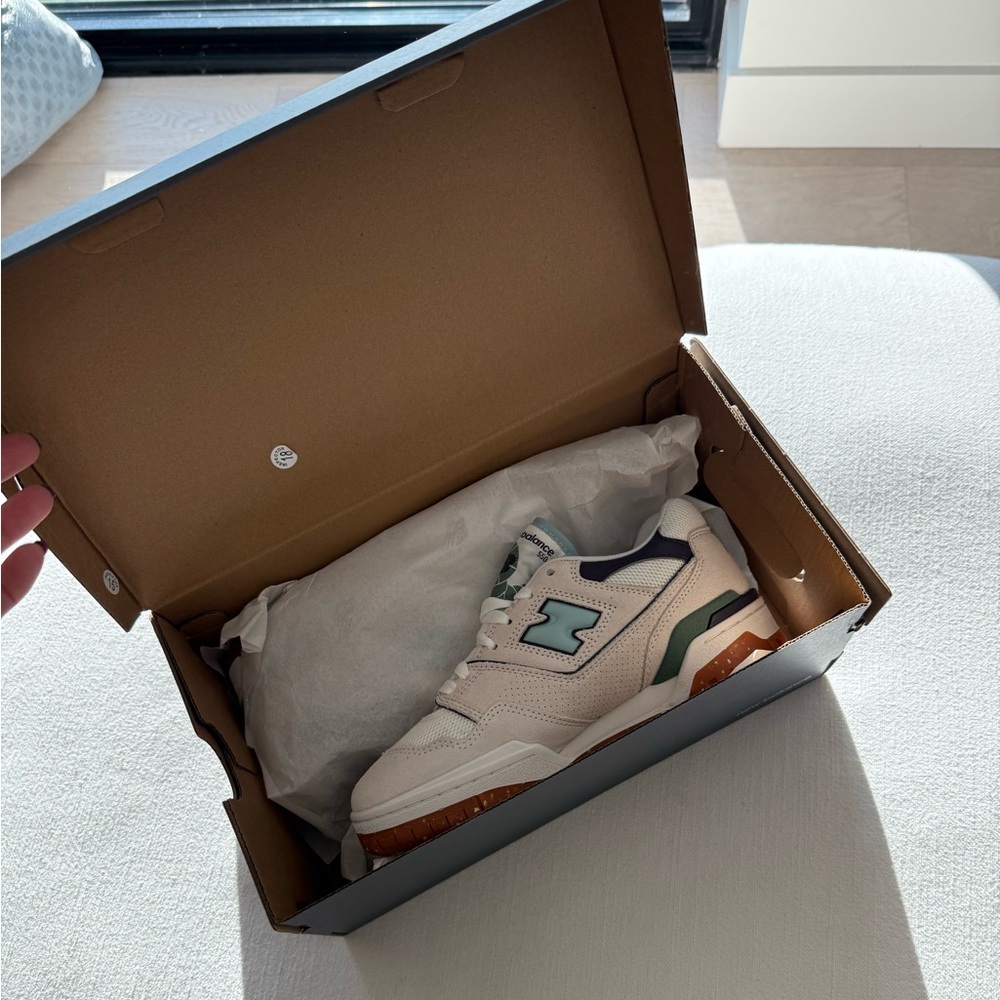 BRAND NEW / NEVER WORN - New Balance 550